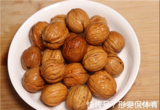 把核桃放锅里蒸一蒸,想不到太厉害了,很多人不知道,省钱又实用