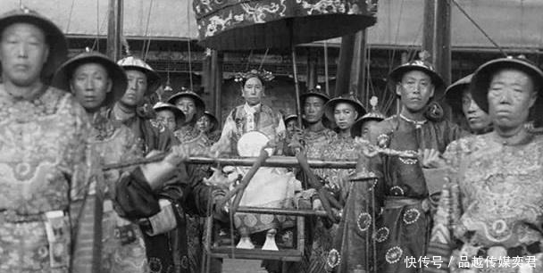 老照片:图一是慈禧坐轿子,图四是慈禧穿披风