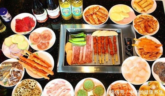 吃自助烤肉,服务员不停问你“换不换纸”,是暗示你,不懂会笑你