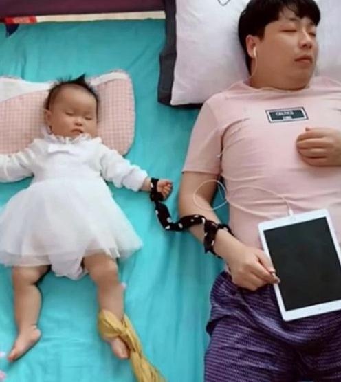 父亲|“发明家奶爸”带娃睡觉走红,看到眼前的一幕,网友:肯定亲生的
