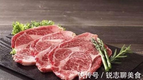 刚买回来的牛肉切开后“冒绿光”,发霉了?肉贩子:不懂就别吃