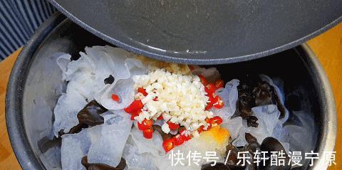 泡软|夏天没胃口试试这一黑一白的凉拌菜，一拌就上桌，家人都说好