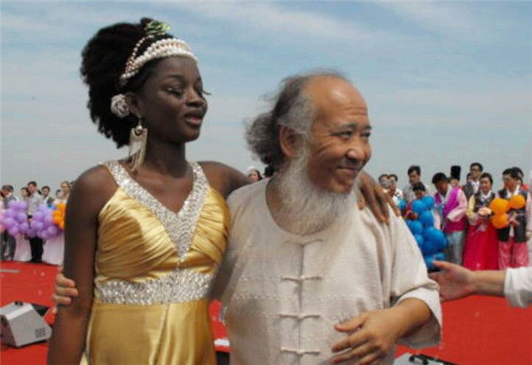 大爷|53岁中国大爷,9年前娶了24岁的非洲姑娘回家,后来怎么样了