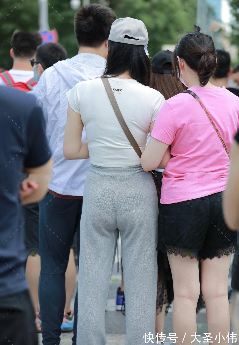 小姐姐|美女街拍：小姐姐这一身也太仙了吧，好想给她买杯奶茶，不知道会给我面子吗