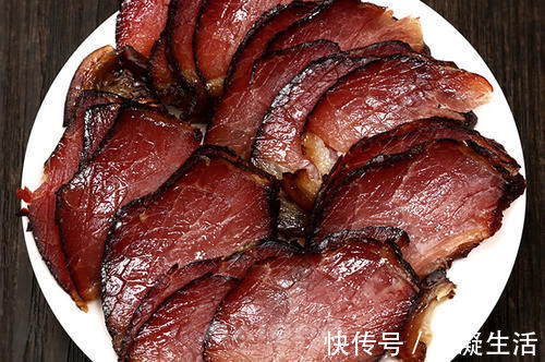 蒸腊肉,直接上锅蒸就错了,这2步不能少,腊肉又香又嫩,还不咸