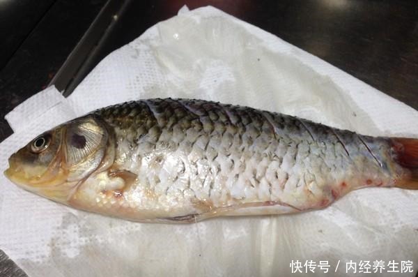 鱼刺卡在喉咙里,吞米饭喝醋都不行,教你这2招,鱼刺自己跑出来