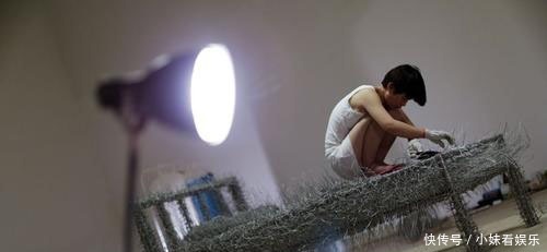 央美|博人眼球还是为艺术献身80后央美才女裸睡铁丝床,走红惹争议