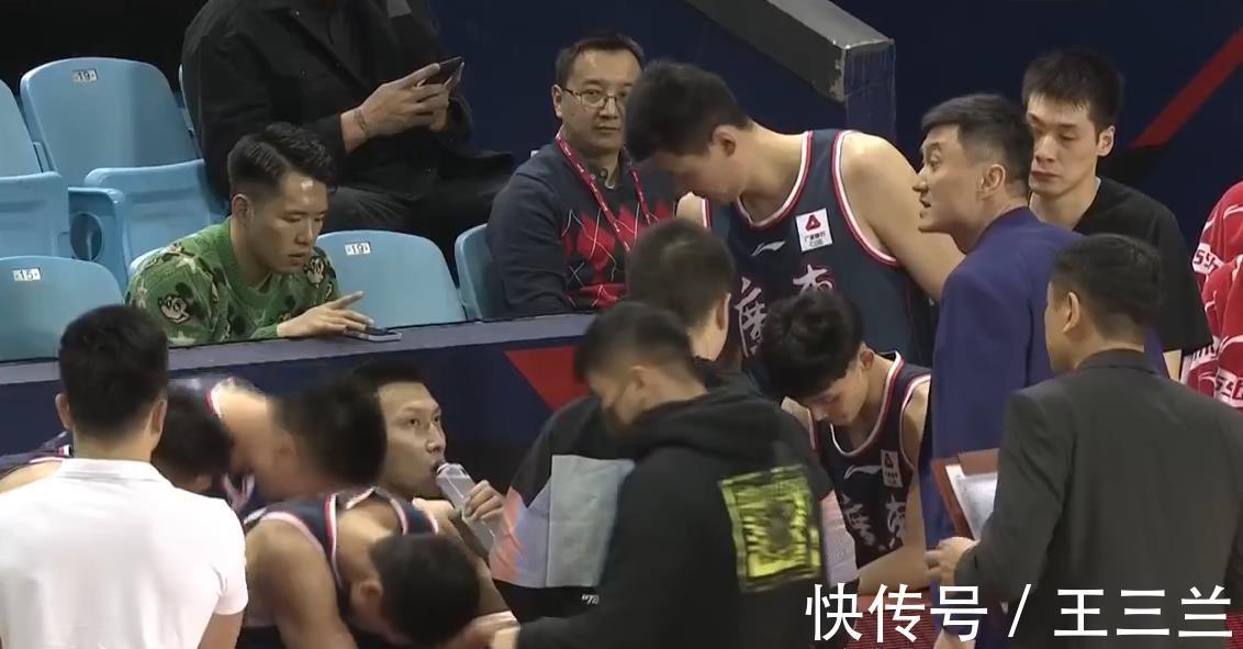三少|广东单节惨败13分!胡明轩徐杰三分全丢,又被三少打爆,杜锋急了