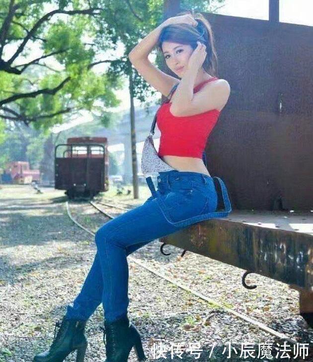小姐姐|小姐姐爱穿紧身牛仔裤,勾勒腿部的迷人线条,轻松变成大长腿