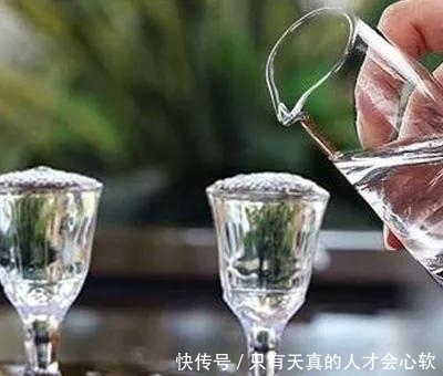 高粱,不仅仅能酿酒,还能做成高粱米高粱醋和高粱饴等