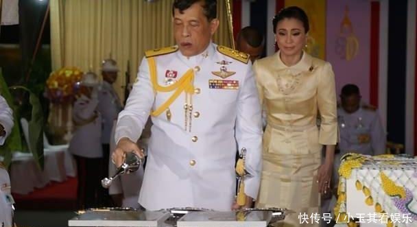 套装|苏提达穿娃娃领套装亮相!戴四串珍珠项链和粉宝石胸针向贵妃出招