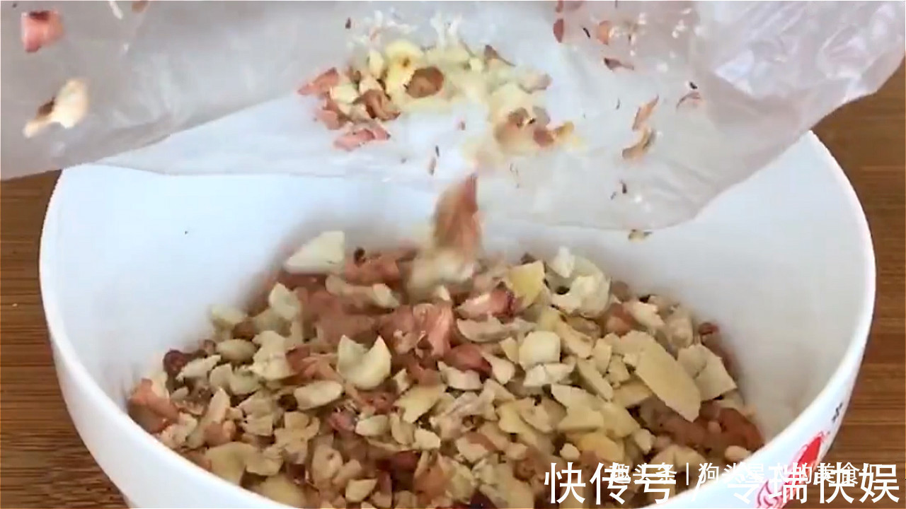 玉米面最好吃的做法，看着都流口水，暄软细腻，越嚼越香