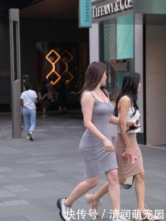 连衣裙|时尚感十足的女神，一件灰色修身连衣裙，肉感十足的优雅范