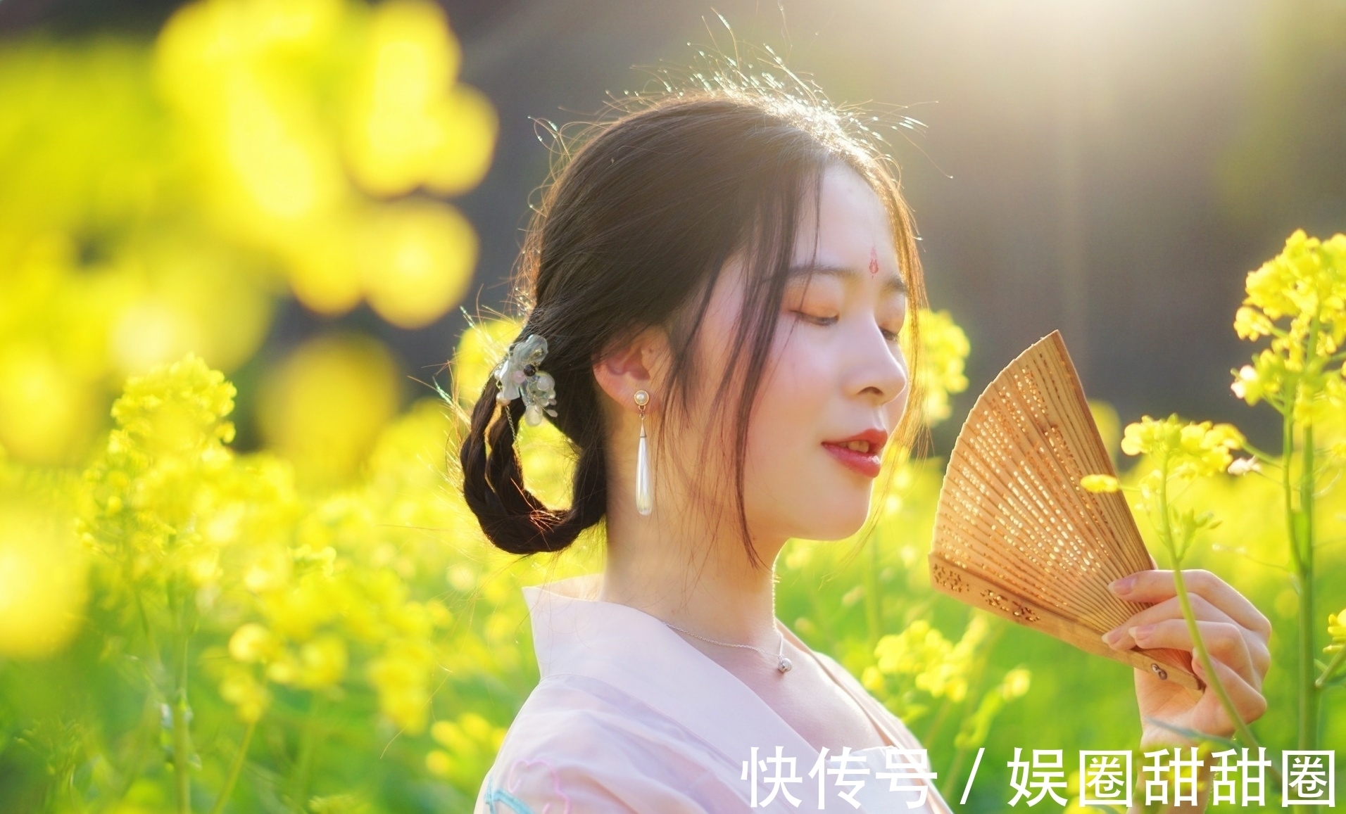 凉凉|五言格律:一卷丹青列,满怀诗趣融。行行皆擢秀,平仄润秋风