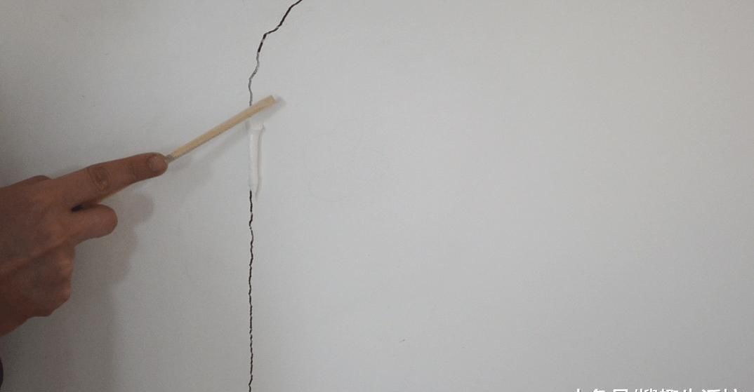 家里白墙不仅脏还有裂缝怎么办 用它涂一涂, 墙壁立马焕然一新