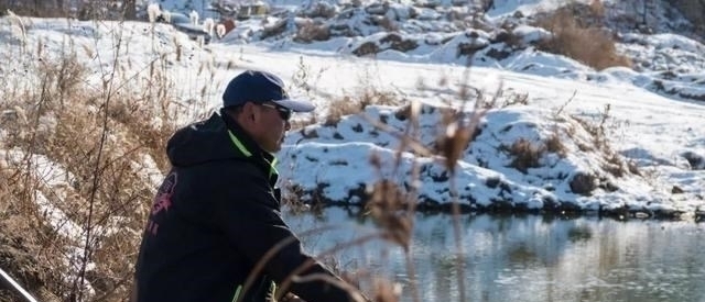 水草|冬季钓鲫鱼，钓深还是钓浅？根据3点不要去喂鱼