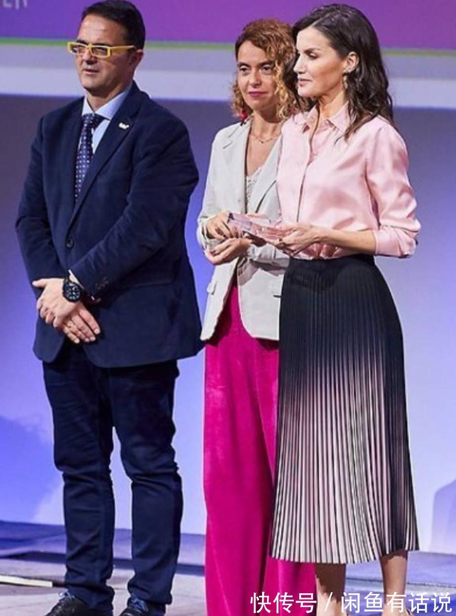 莱后|西班牙王后90斤都不到,身形消瘦气质却高级,衬衫搭半裙真加分