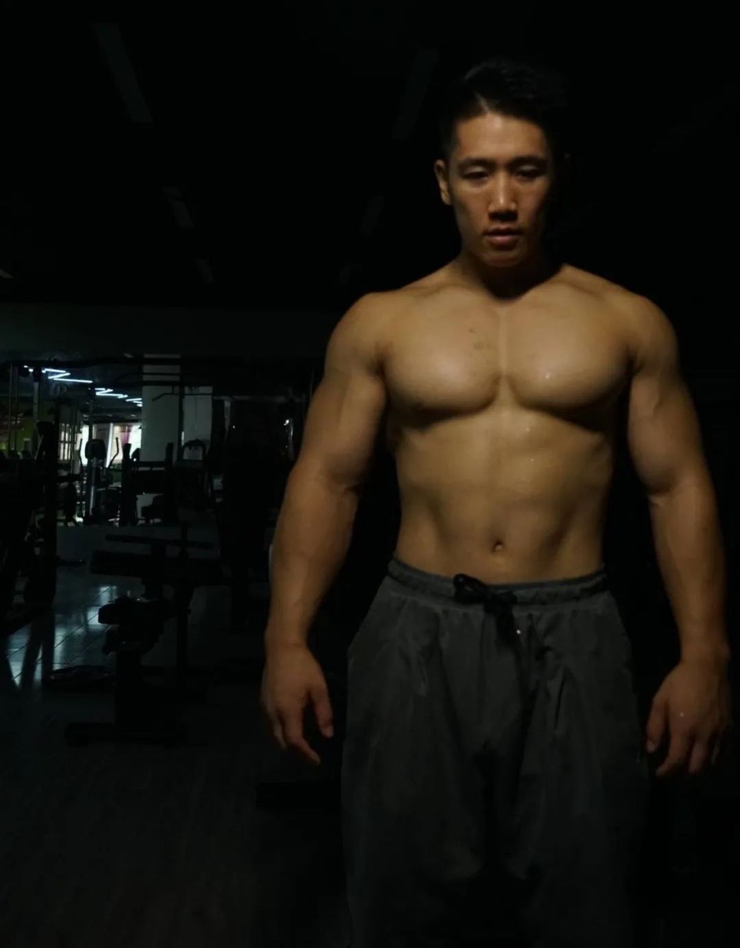 腹肌|深蹲210kg硬拉180kg,山东大汉高颜值好身材,8块腹肌太惹眼