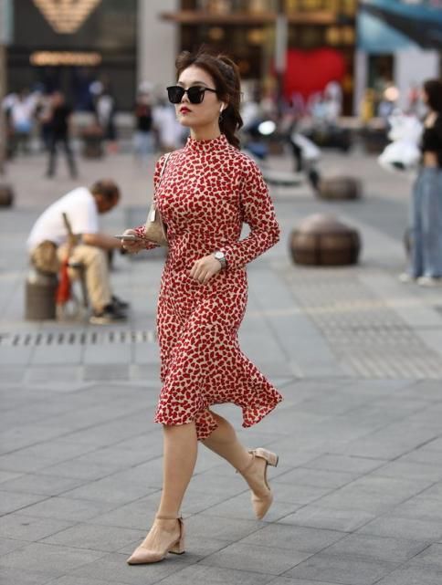 路人街拍：可爱性感的小姐姐，仙女般的气质，靓丽又迷人