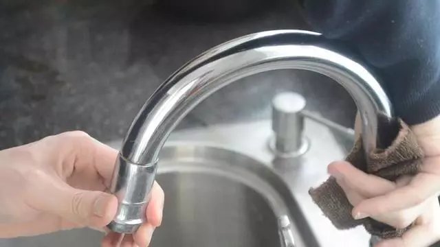 妙用|用完的牙膏管别扔掉，放在厨房一年能省不少钱，邻居见了纷纷学