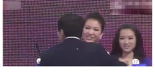 女孩|非诚勿扰：无臂女神勇敢留灯，你带我走吧！两人幸福牵手全场欢呼