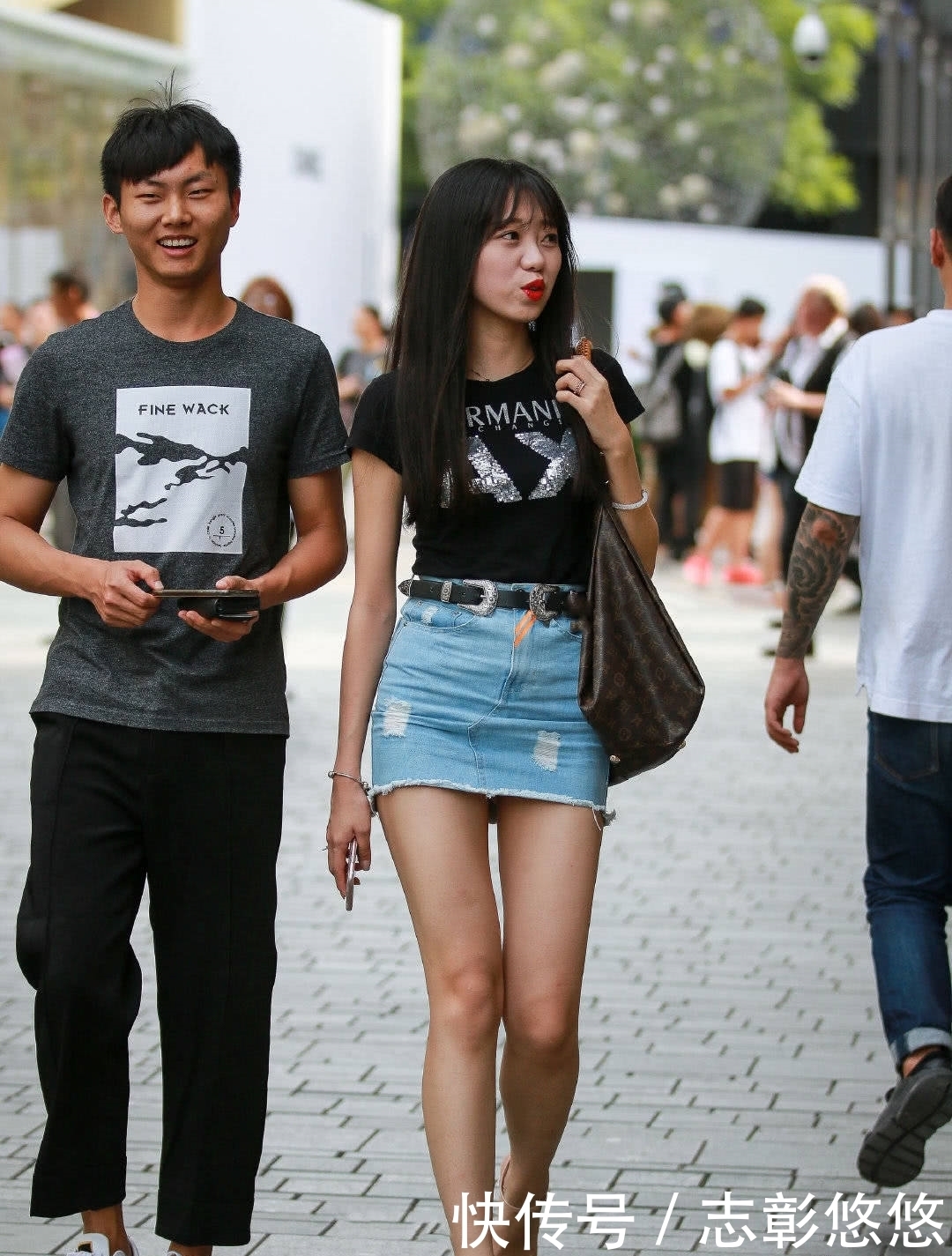 短裙|街拍:美女短袖搭牛仔小短裙,迷人的大长腿,身材曲线非常完美