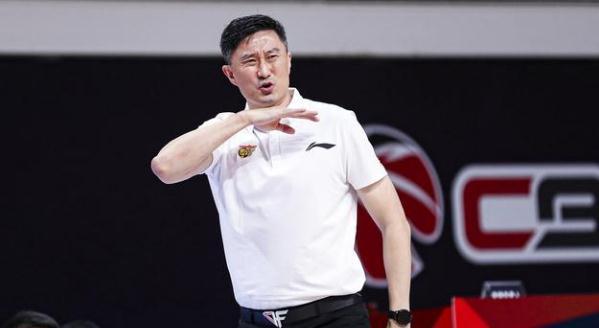 中国队|不能全靠郭艾伦！杜锋对张镇麟提出新要求，国家队12人重新洗牌