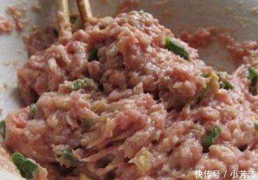 难怪|拌饺子馅时,先加水还是油?老厨娘说漏嘴:很多人做错,难怪水多