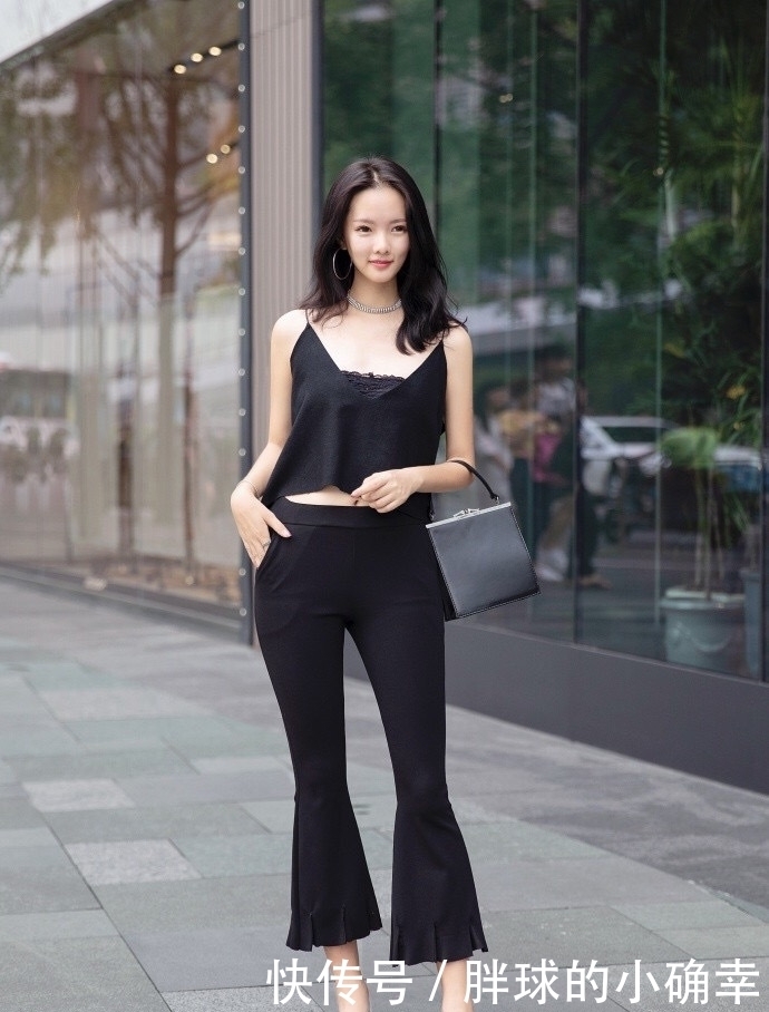 街拍：温婉可人的小姐姐，展现曼妙身姿！