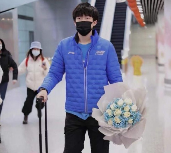 球員們|太過分！國乒帥哥回北京遭圍堵，女粉絲懟臉拍，世界冠軍全程黑臉