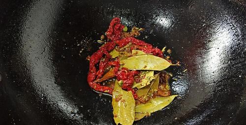 年夜饭“虎皮肘子”怎么做好吃？记住这2个诀窍，口感软烂味香