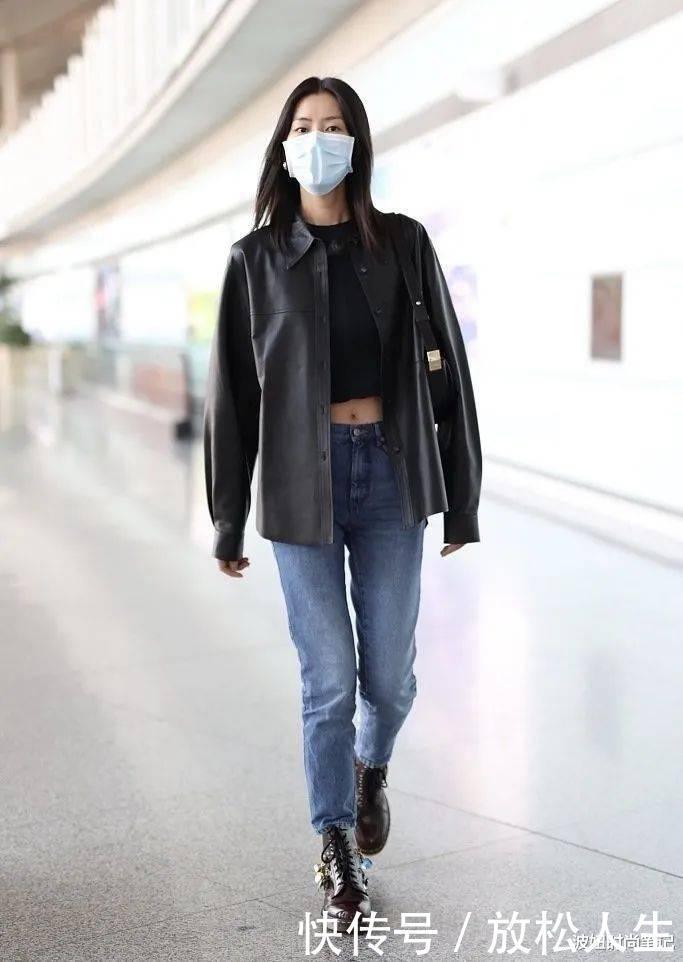 内长|刘雯要把皮衣穿火了,“内长外短”显瘦又显高,叠穿造型真保暖