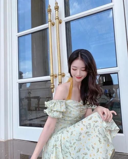 这才叫省布料设计!雏菊抹胸吊带裙可盐可甜,绑脖设计最是特别