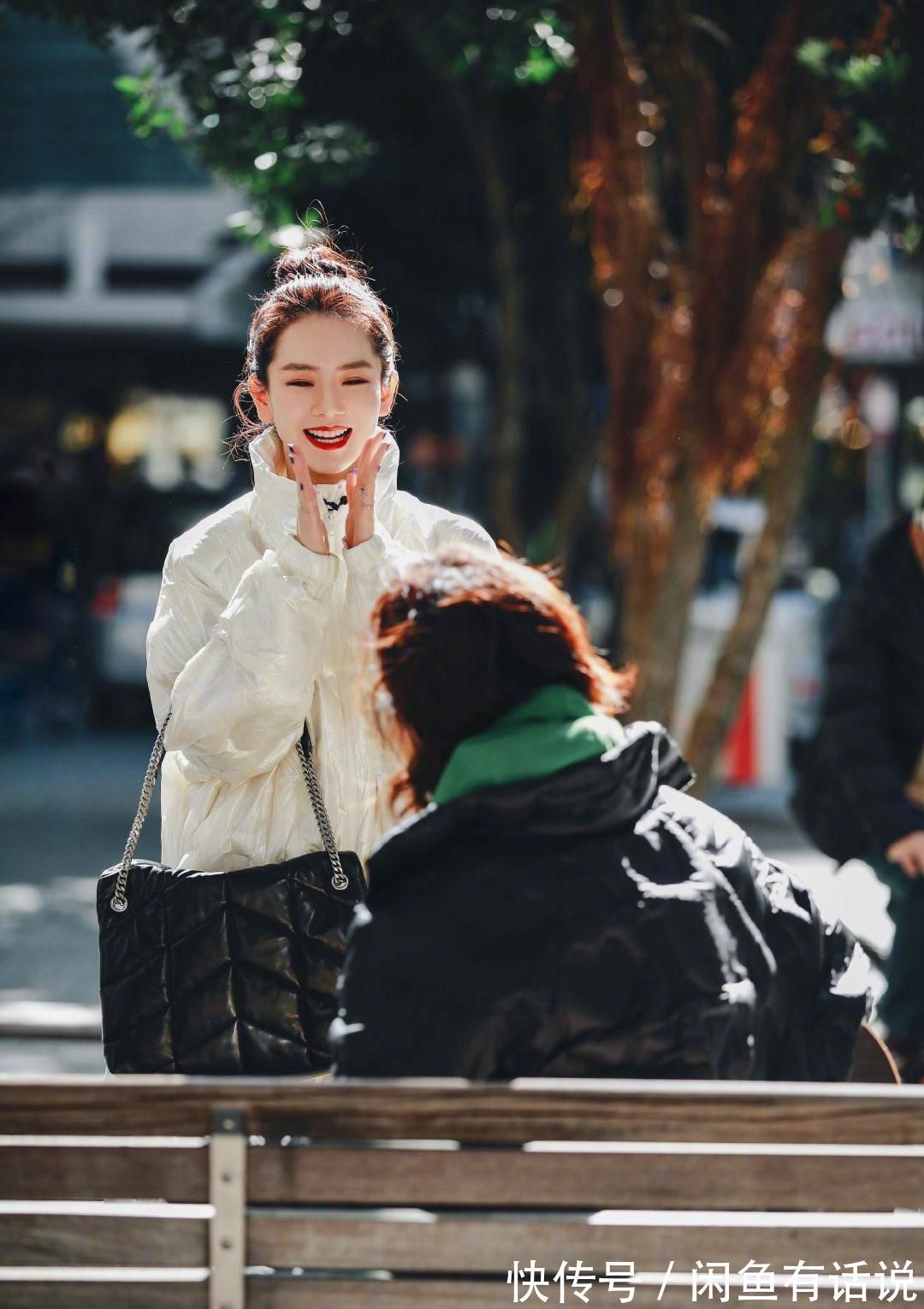 甜蜜感|戚薇两口子走机场,穿紧身裤秀漫画腿,李承铉穿近3万外套还挺潮