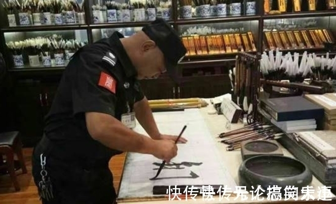 兰亭奖#书法博物馆保安许一飞：苦练书法13年走红，今手抄金刚经值2.5万