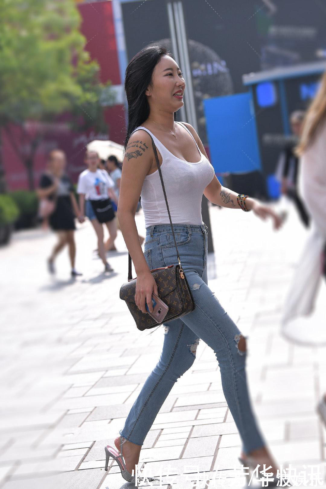 牛仔裤|街拍据说,牛仔裤破成这样子,说明质量很不合格吧