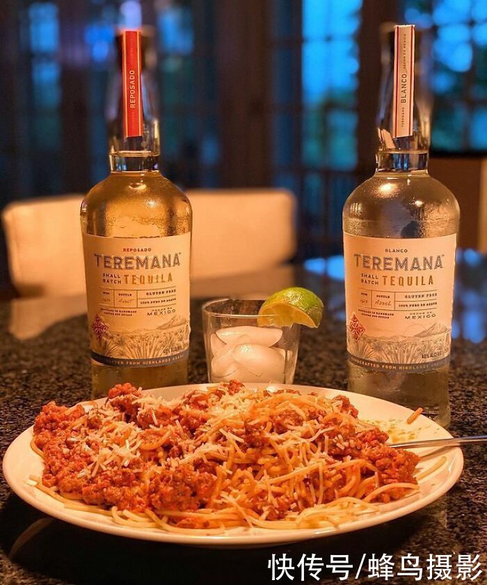 28个巨石强森的菜单，满满一桌子太能吃，还边吃边看电影太享受