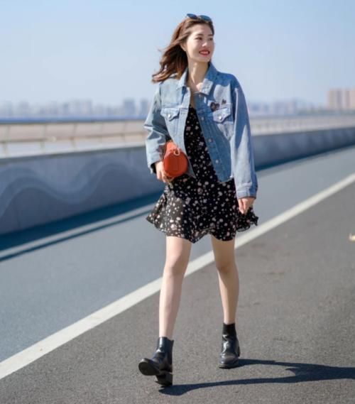 春季没有一件“牛仔装”可惜了，配裙子年轻不说还时髦，潮人都爱