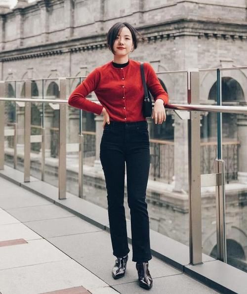 “九分裤+打底衫”,这才是早春正确穿搭方式,轻熟风十足