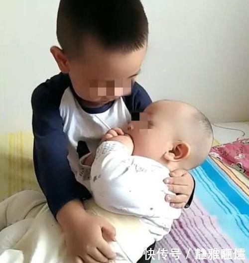 回家|5岁哥哥照顾半岁的妹妹,妈妈买菜回家后,却发现哥哥号啕大哭