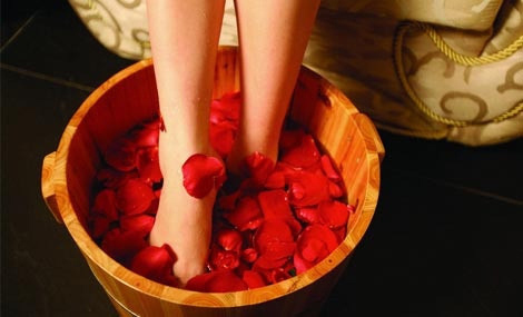 热水泡脚|多走路真的能长寿，建议，若过了50岁，常做3件事或比运动更重要