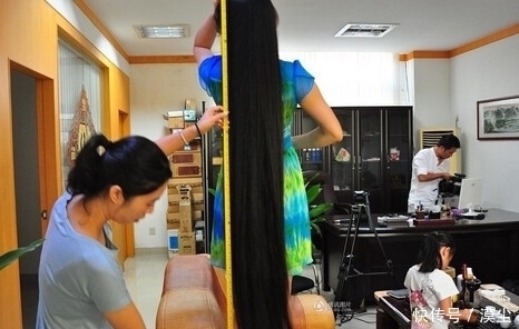 阿丽亚|留二十年长发,不剪发是一种什么样的体验,打理头发需要一天时间