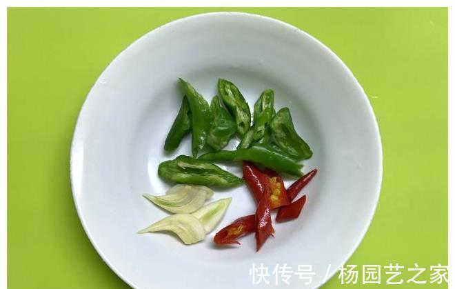 干锅|炒花菜时,有人焯水,有人过油,原来都错了,难怪炒出来不好吃