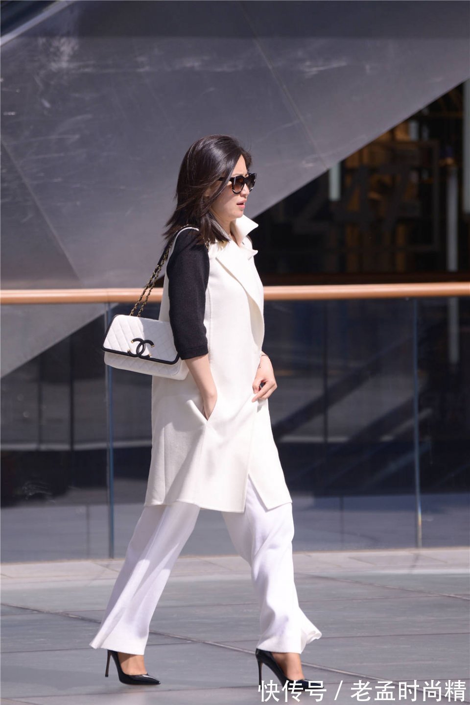尖头|黑色尖头细跟鞋,白色阔腿裤,30岁以后的成熟女士搭配