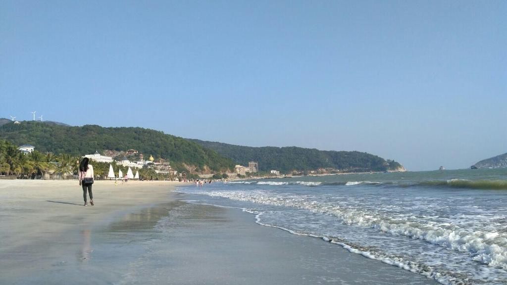 广东一座岛屿，由一个主岛和12个小岛组成，岛上气候温暖宜人