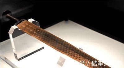 铸剑#这把宝剑尘封地下千年,在古墓中,重见天日时割伤了专家!