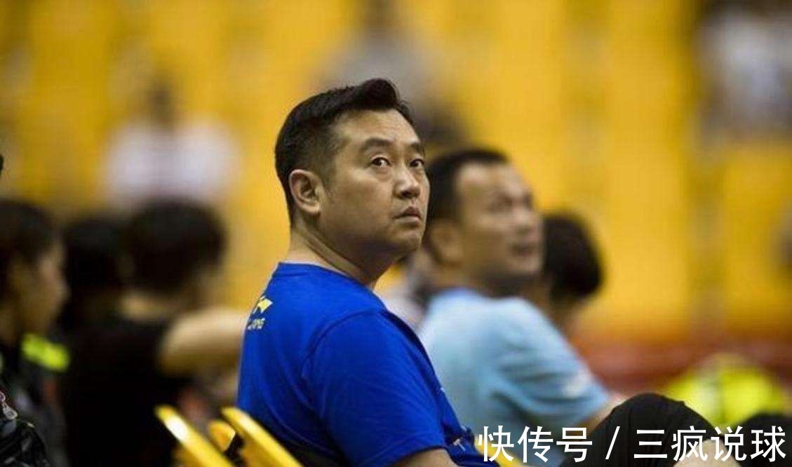 国乒|孔令辉一身正装亮相,与现场宾客豪爽干杯,重回国乒流言愈演愈烈