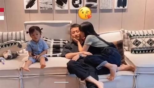 孩子|爸妈秀恩爱，亲脸蛋问“响不响”，萌娃的反应堪称“神补刀”