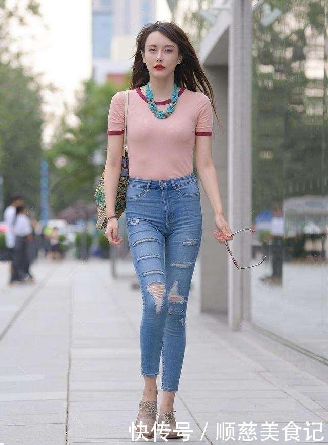 无袖|时尚街拍:无袖上衣搭配紧身裤,凸显女性魅力