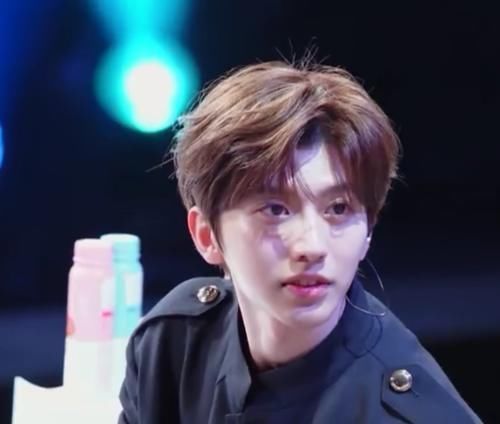 小女孩 她是《青你2》的黑马,刚出场就“俘获”蔡徐坤,成C位候选人